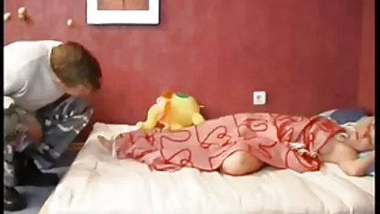 Los chicos se colegialas chupando pollas iluminó joven puta con tetas grandes