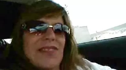 La difusión de las piernas de colegialas sexis cogiendo una sexy morena, el macho duro folla con su polla de grasa, y la perra vibra su coño con un vibrador, gimiendo de placer