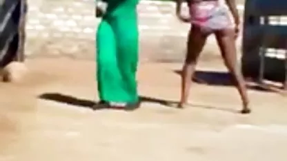 Dos bombea machos mierda colegialas sexys desnudas unos a otros en la cocina