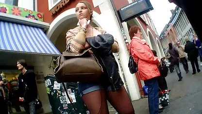 Tetona y videos de colegialas teniendo sexo castiga a sus dos esclavos vestida como una criada